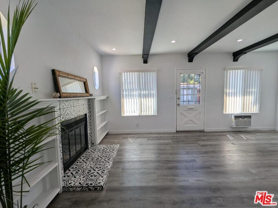 18820 Roscoe Blvd in Los Angeles, CA - Building Photo