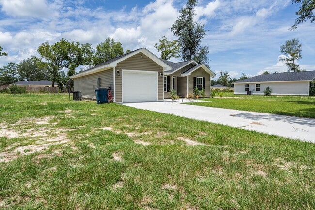 346 Whispering Pines Rd in Jesup, GA - Building Photo - Building Photo