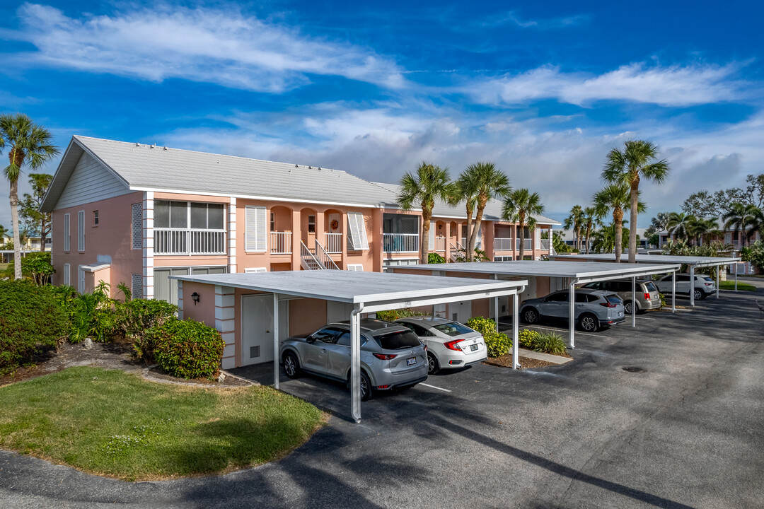 Westchester Garden and Plantation in Venice, FL - Building Photo