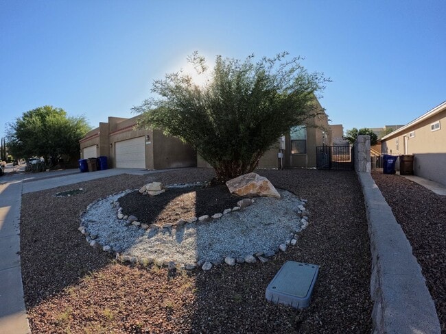 2210 Dakota Dr in Las Cruces, NM - Foto de edificio - Building Photo