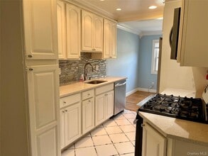 6 Church Ln, Unit L in Valley Cottage, NY - Foto de edificio - Building Photo