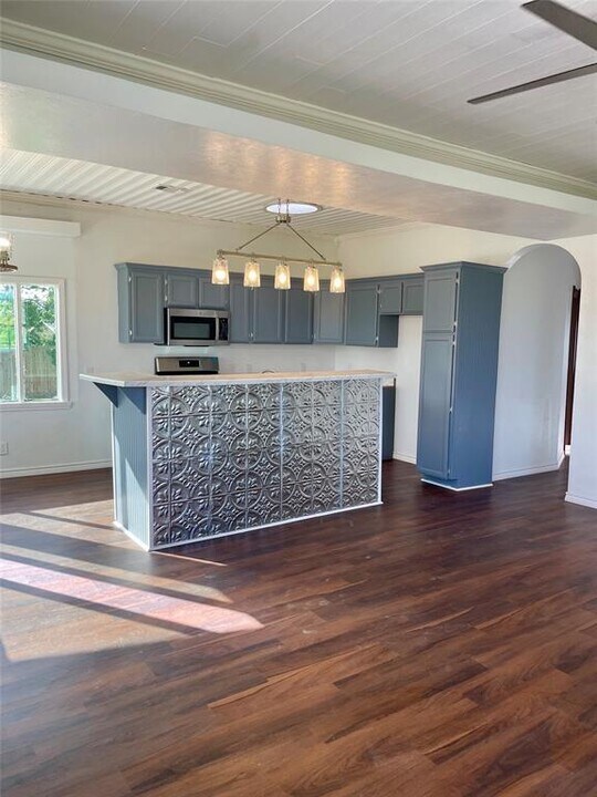 717 W Brazos St in Freeport, TX - Building Photo