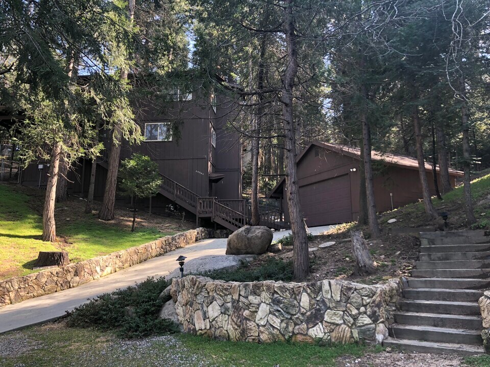 24543 Albrun Dr in Crestline, CA - Building Photo