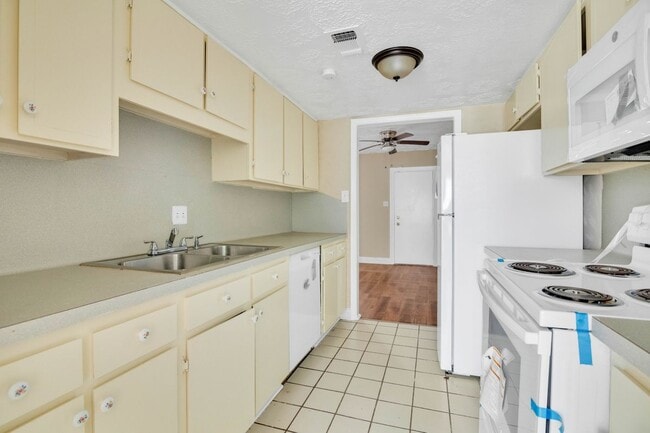 9052 Wilcrest Dr in Houston, TX - Building Photo - Building Photo