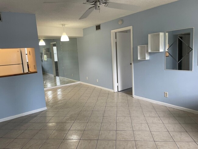 7070 Golf Colony Ct in Greenacres, FL - Building Photo - Building Photo