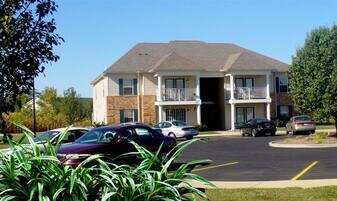 Kingsbury Campus Apartments in Greenville, IL - Building Photo