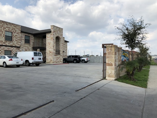 7606 Rocio Dr, Unit 11 in Laredo, TX - Building Photo - Building Photo