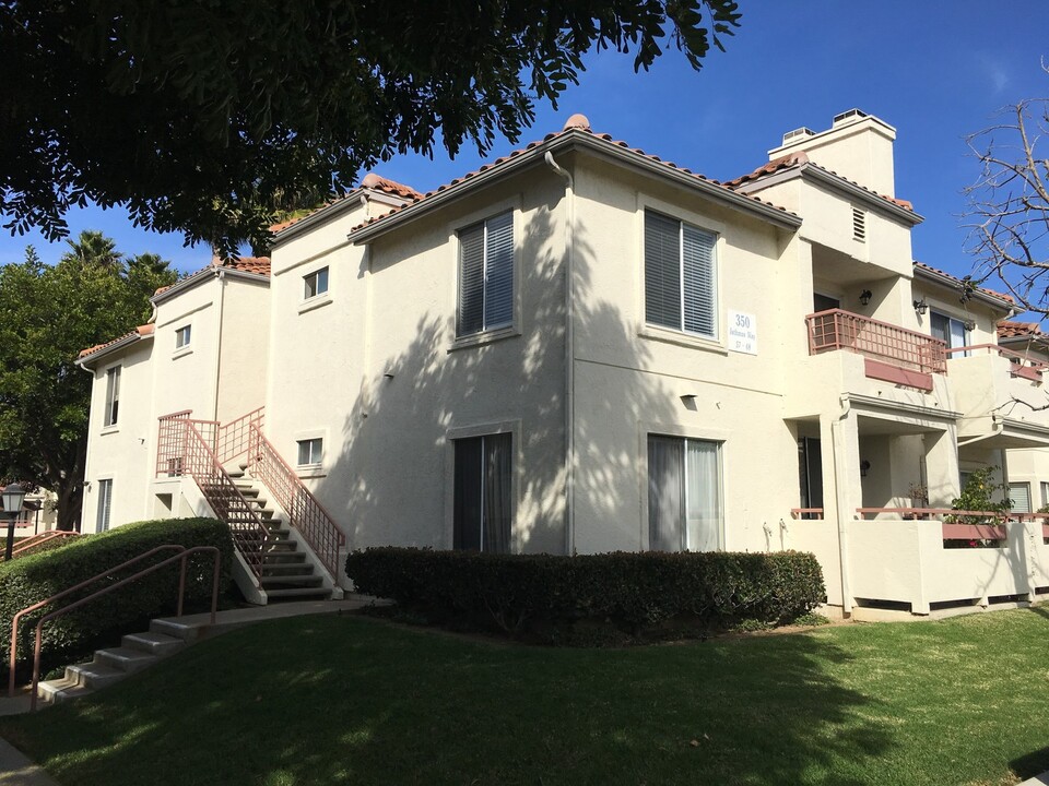 350 Isthmus Way in Oceanside, CA - Foto de edificio