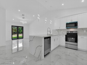 4738-4740 Douglas Ln in Lehigh Acres, FL - Foto de edificio - Building Photo