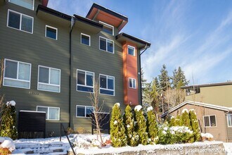 14920 Manor Way in Lynnwood, WA - Building Photo - Building Photo
