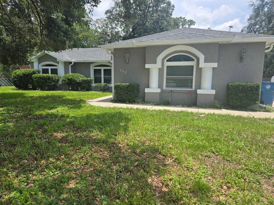 542 Fairbanks Rd in Spring Hill, FL - Building Photo