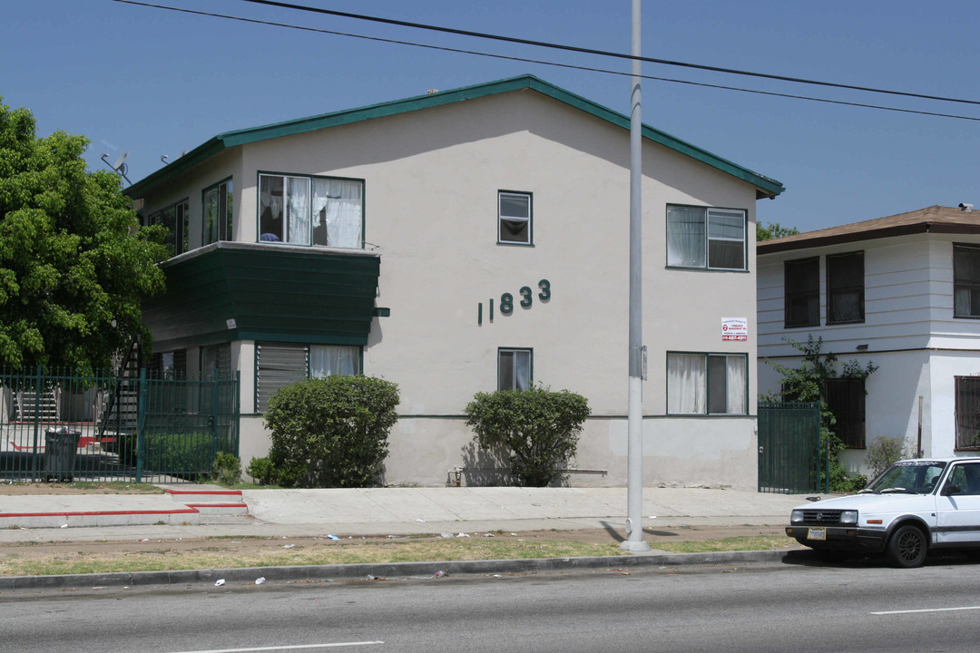 11833 S Figueroa St in Los Angeles, CA - Building Photo