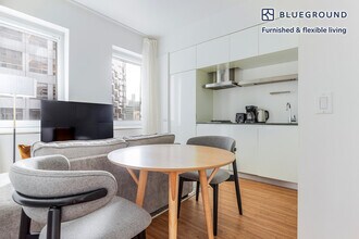 70 W 45th St in New York, NY - Foto de edificio - Building Photo