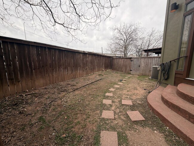 1038 E 43rd St in Austin, TX - Building Photo - Building Photo