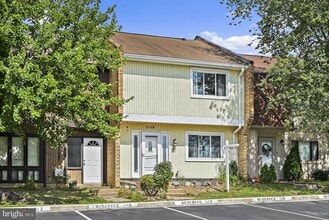 1119 Shannon Pl in Herndon, VA - Building Photo - Building Photo
