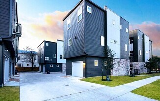 210 W Poplar St in San Antonio, TX - Building Photo