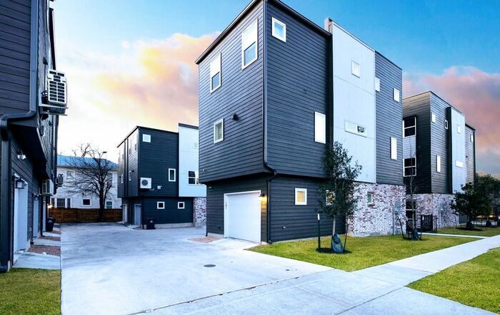 210 W Poplar St in San Antonio, TX - Building Photo