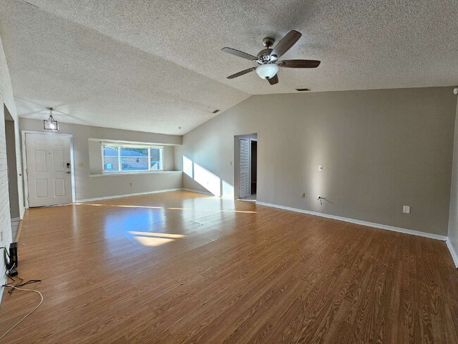 819 Glencove Ave NW in Palm Bay, FL - Building Photo - Building Photo