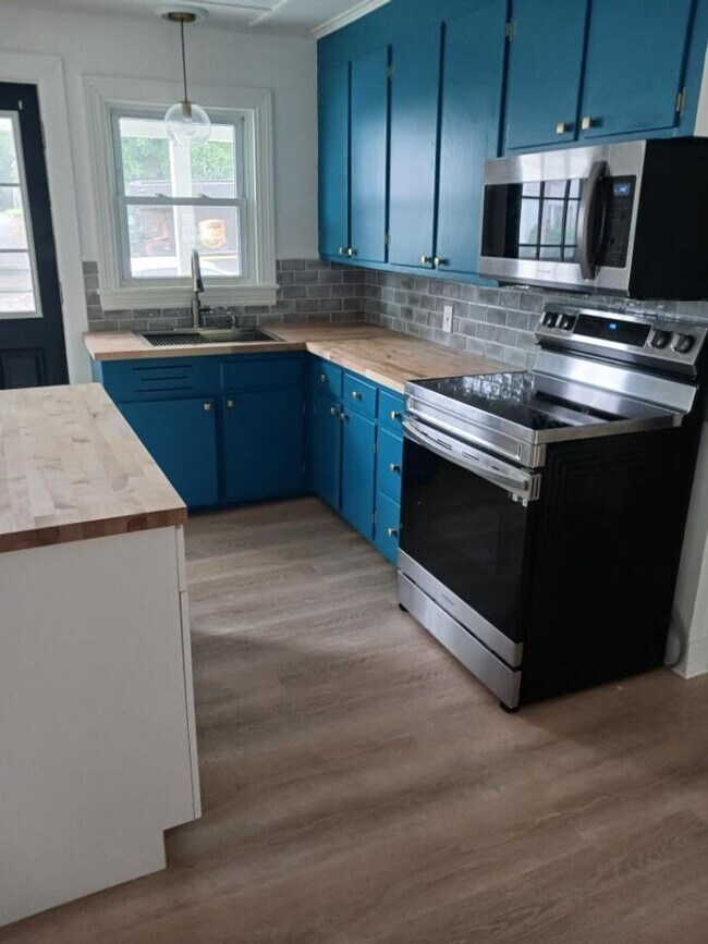 65 Summer St-Unit -Unit 2 in Waterville, ME - Foto de edificio - Building Photo