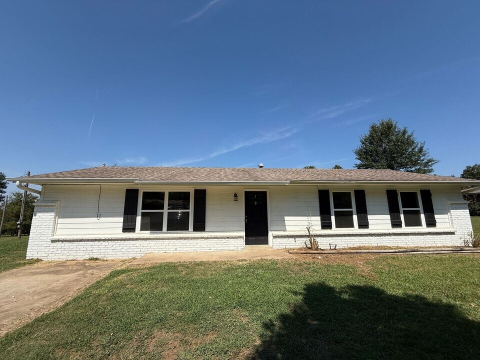 13595 E Crestview Rd in Claremore, OK - Foto de edificio