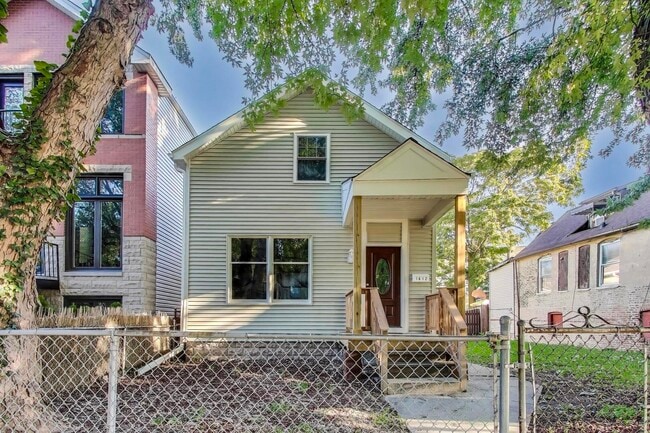 property at 1612 W Erie St