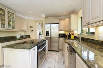 6810 Sand Pointe Cir in Naples, FL - Foto de edificio - Building Photo