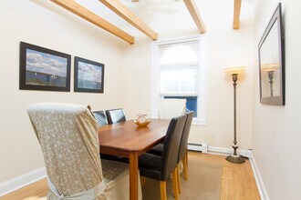 95 Coggeshall Ave, Unit 4 in Newport, RI - Building Photo - Building Photo