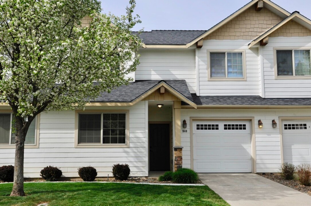 940 W Willow Lake Loop in Coeur d'Alene, ID - Foto de edificio