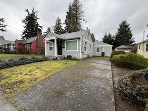 8001 N Woolsey Ave in Portland, OR - Building Photo - Building Photo