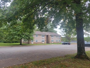 Stonewall Garden Apartments in Bridgeport, WV - Building Photo - Building Photo