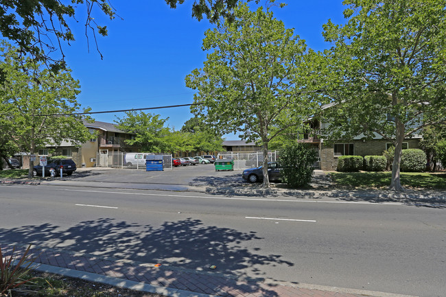 Sierra Court Apartments in Sacramento, CA - Foto de edificio - Building Photo