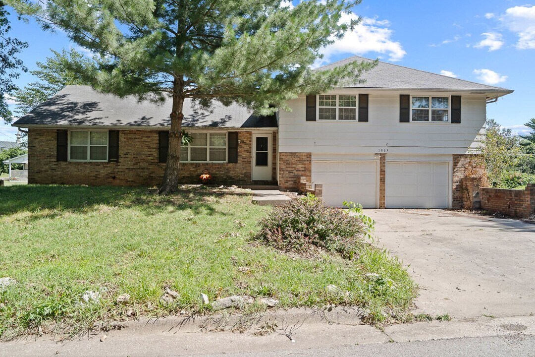 2805 Summit Rd in Columbia, MO - Building Photo