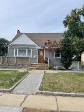 44 Lincoln St in Elmont, NY - Building Photo - Building Photo
