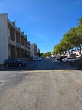 10900 SW 104th St, Unit 309 in Miami, FL - Foto de edificio - Building Photo