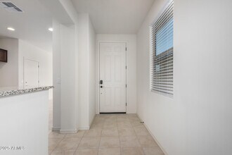 8818 W Luke Ave in Glendale, AZ - Foto de edificio - Building Photo