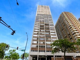 6171 N Sheridan Rd in Chicago, IL - Building Photo