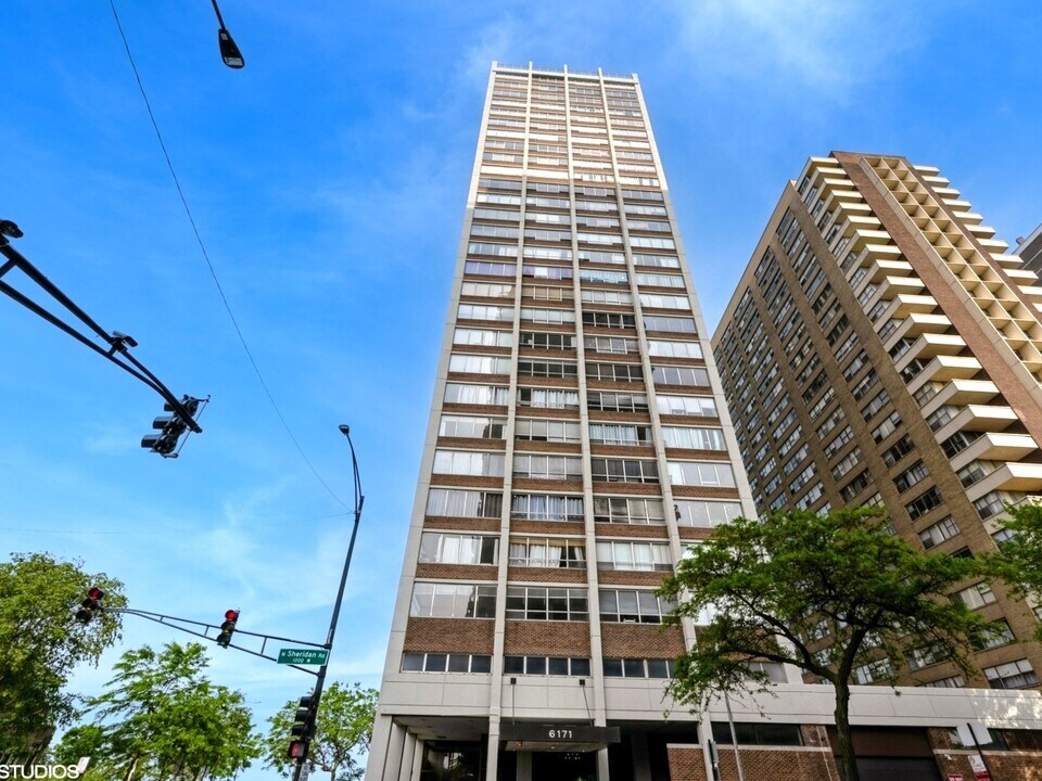 6171 N Sheridan Rd in Chicago, IL - Building Photo