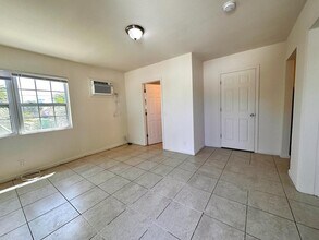 2005 Broward Ave-Unit -1 in West Palm Beach, FL - Foto de edificio - Building Photo