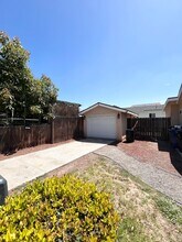 1366 N Soto St in Los Angeles, CA - Foto de edificio - Building Photo