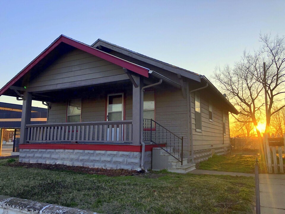 407 N Maple St in Hutchinson, KS - Building Photo