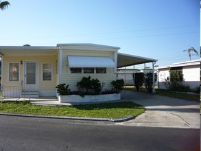 Orange Harbor Mobile Home & RV Park in Ft. Myers, FL - Foto de edificio - Building Photo