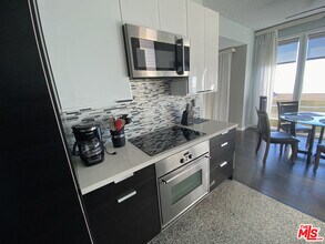 18065 Coastline Dr in Malibu, CA - Building Photo - Building Photo