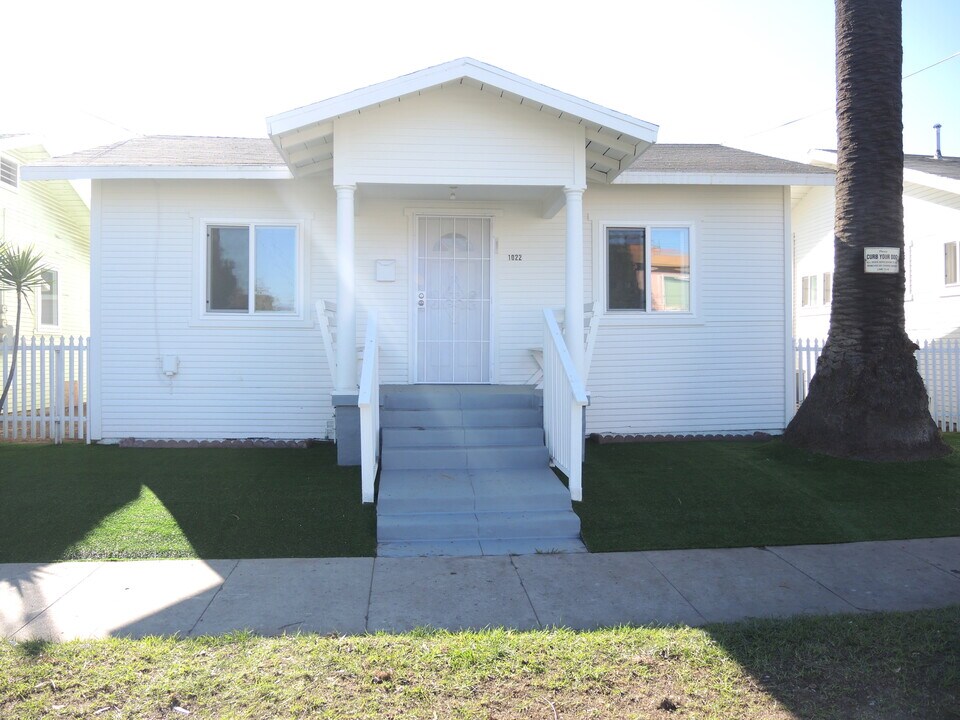 1016 E La Palma Dr in Inglewood, CA - Building Photo