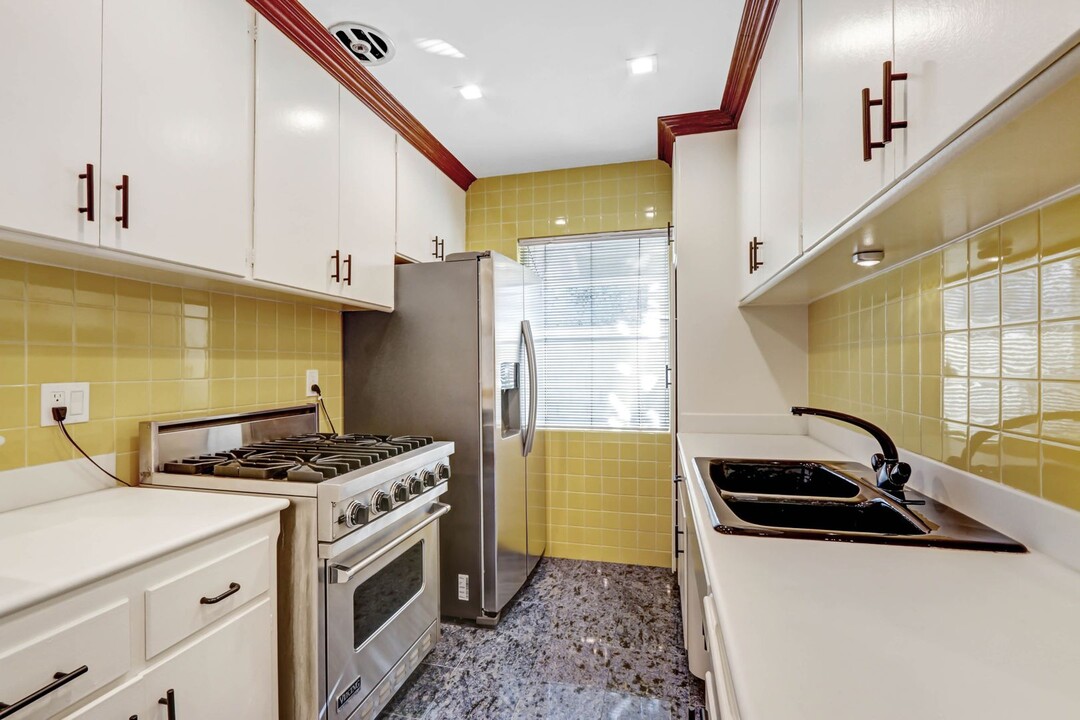 807 5th St in Santa Monica, CA - Building Photo