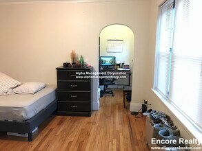 349 Pleasant St in Malden, MA - Foto de edificio - Building Photo