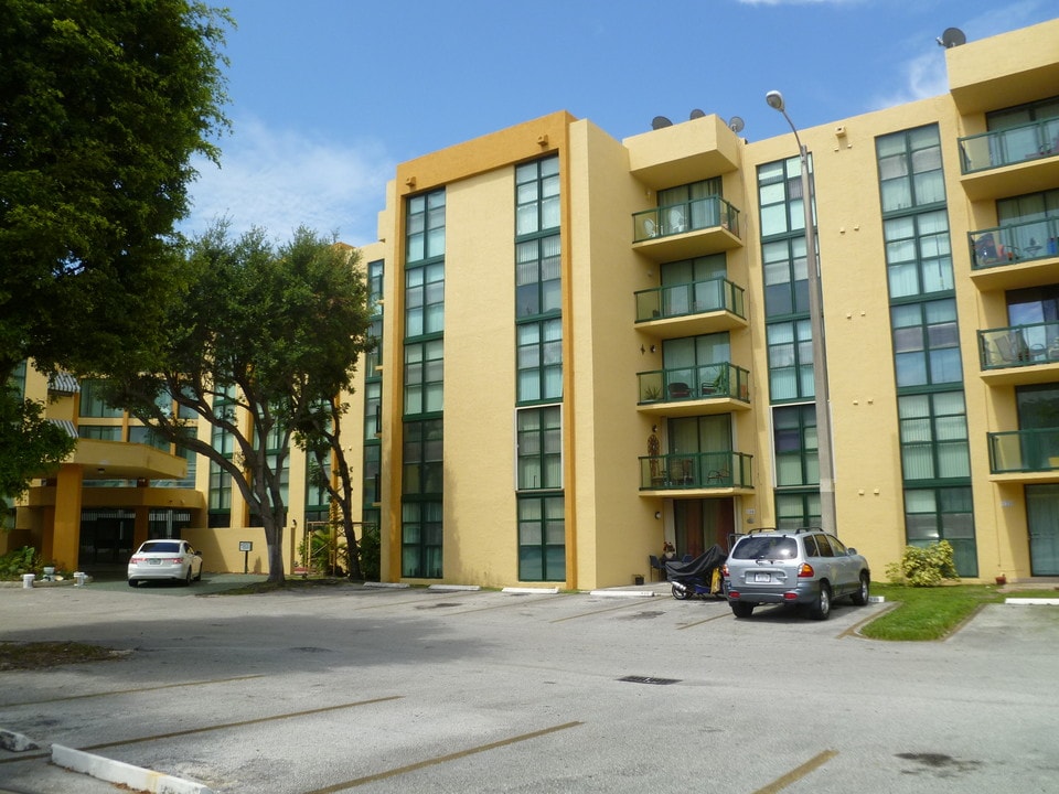 11800 SW 18th St, Unit 422 in Miami, FL - Building Photo