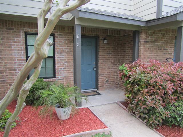 818 W Collins St in Denton, TX - Building Photo