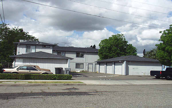 240 S 3rd Ave in Oakdale, CA - Building Photo