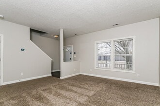 5427 Montavia Ln in Indianapolis, IN - Foto de edificio - Building Photo