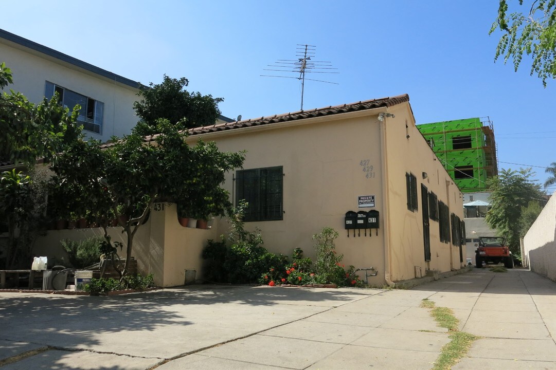 427 N Kenmore Ave in Los Angeles, CA - Building Photo